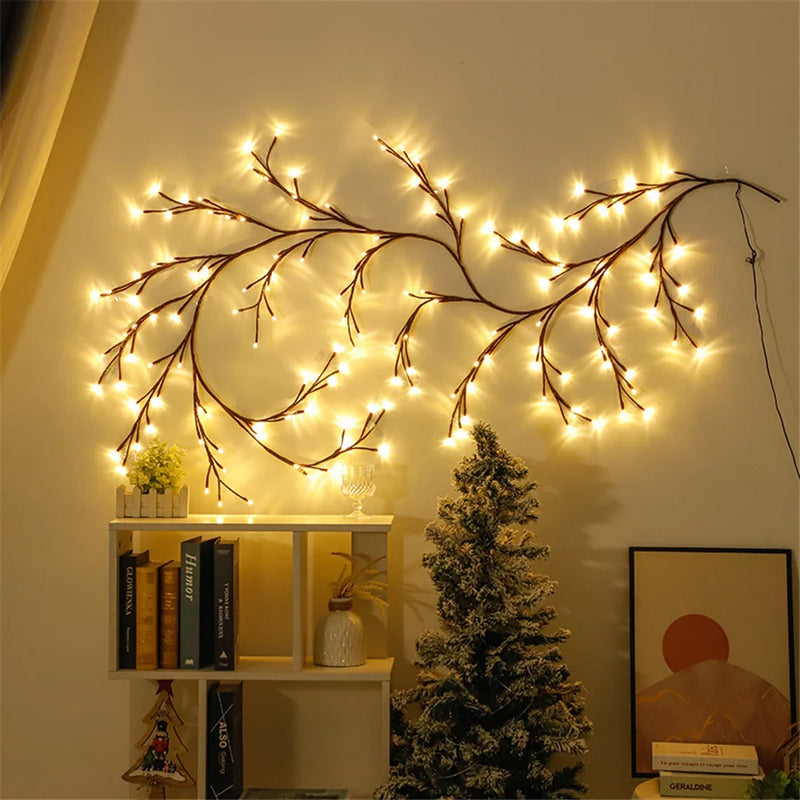 Guirlande de saule lumineuse – vigne lumineuse sur un mur de salon près d'un sapin