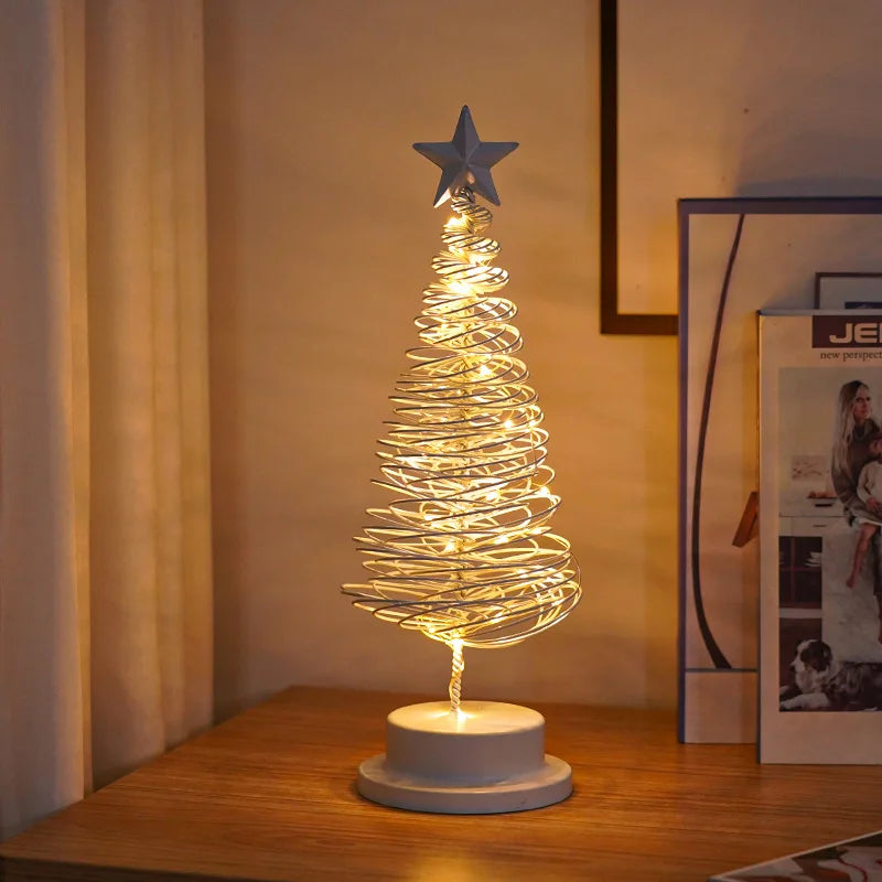Sapin lumineux de table – version blanche allumée sur une étagère