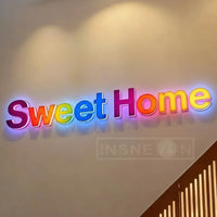 Lettres boîtier 3D – lettres multicolores éclairées sur un mur