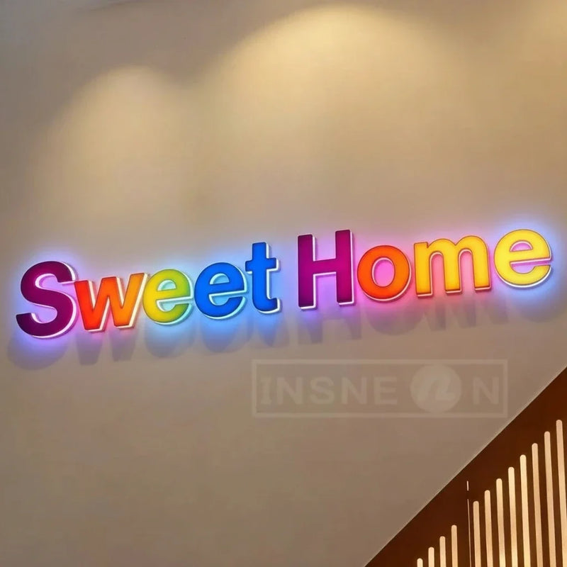 Lettres boîtier 3D – lettres multicolores éclairées sur un mur