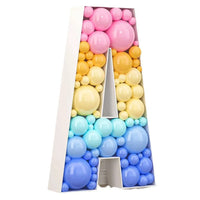 Chiffre lumineux géant – lettre A en cadre blanc remplie de ballons colorés