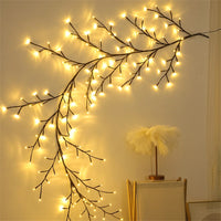 Guirlande de saule lumineuse – vigne lumineuse sur un mur de salon