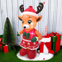 Renne lumineux gonflable en robe rouge – renne gonflable de 155 cm près de cadeaux et d'un sapin