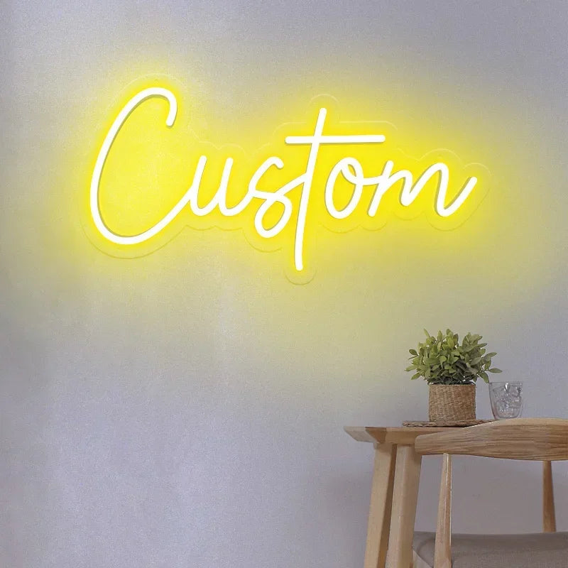 Néon prénom personnalisé – texte jaune doré sur un mur gris