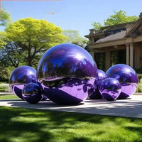 Boule miroir gonflable – boules violettes posées sur une pelouse