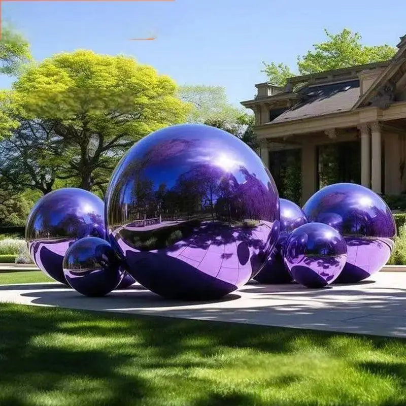 Boule miroir gonflable – boules violettes posées sur une pelouse