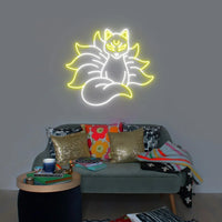 Néon renard kitsune – coloris blanc et jaune allumé au-dessus d'un canapé
