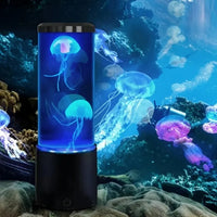 Aquarium méduse lumineux – lampe allumée en bleu devant un décor de récif et de méduses