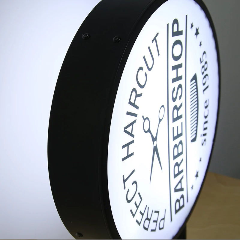 Enseigne drapeau ronde 60 cm – vue de profil d'un logo de barbier allumé
