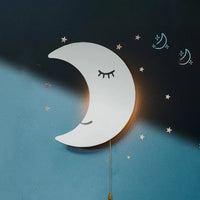 Veilleuse murale enfant nuage – modèle lune endormie allumé sur un mur bleu étoilé