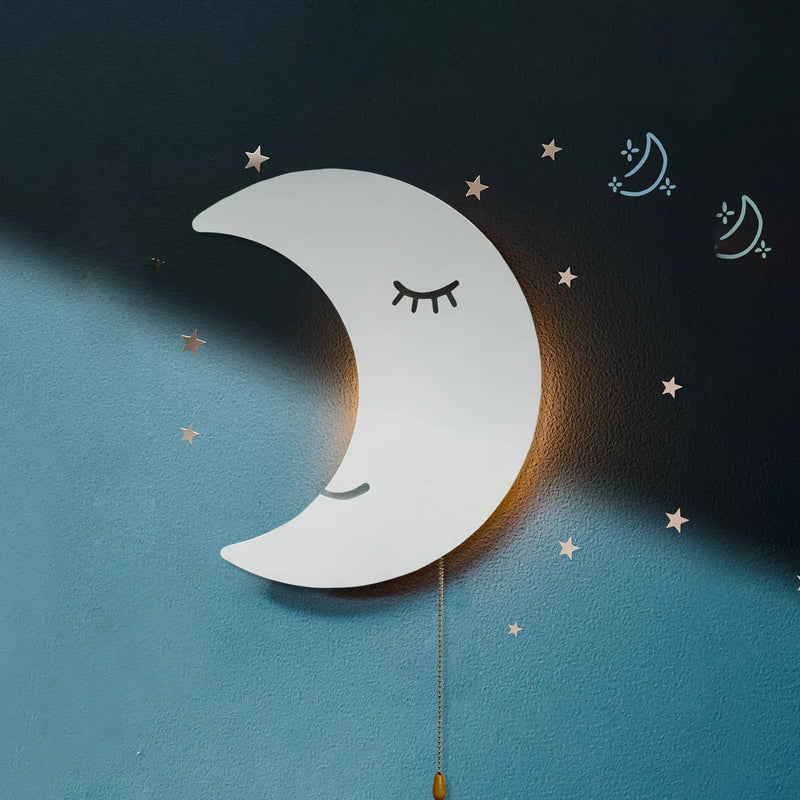 Veilleuse murale enfant nuage – modèle lune endormie allumé sur un mur bleu étoilé