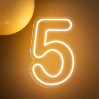 Chiffre néon LED blanc chaud – le chiffre 5 allumé sur un mur doré