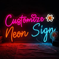 Néon texte personnalisé – texte rose, orange et bleu glacier avec un cœur et une fleur
