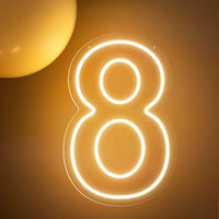 Chiffre néon LED blanc chaud – le chiffre 8 allumé sur un mur doré