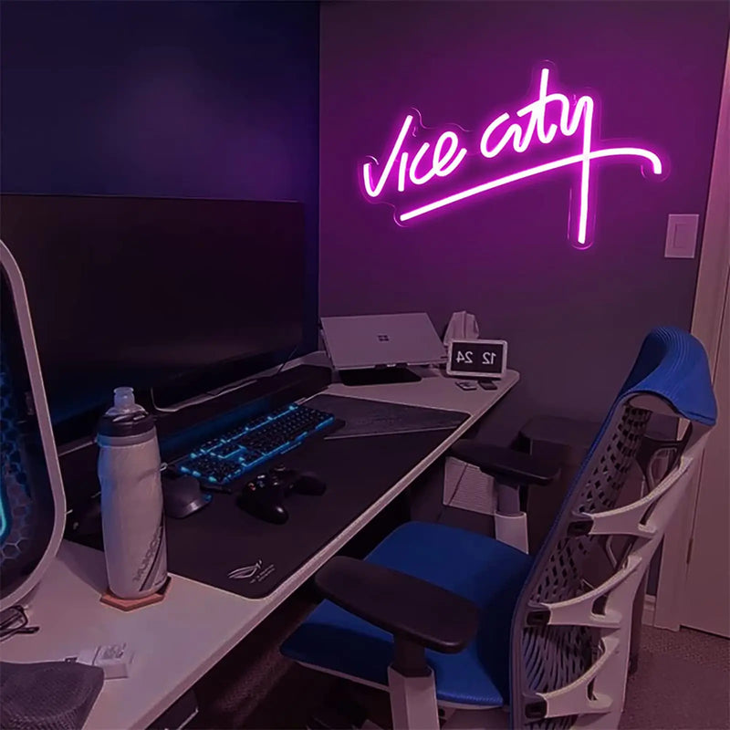Néon LED Vice City – allumé en violet au-dessus d'un bureau