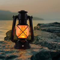 Lanterne LED rétro rechargeable – lanterne noire sur un rocher au bord de l'eau