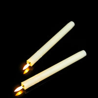 Bougies LED coniques rechargeables – deux bougies couchées, flammes allumées
