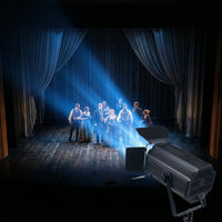 Projecteur LED COB à zoom – éclairage de théâtre devant un rideau de scène
