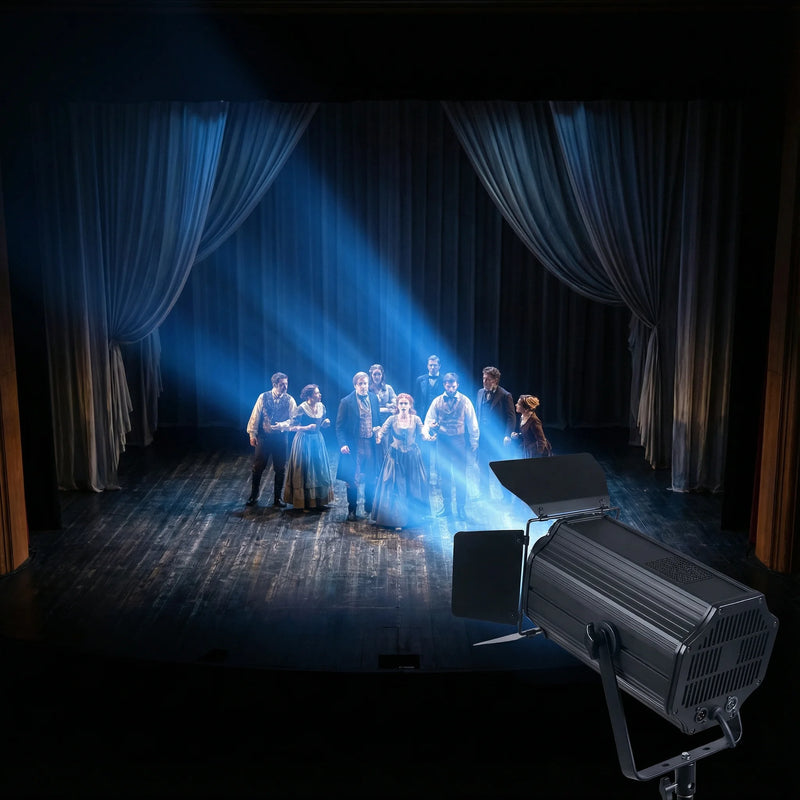 Projecteur LED COB à zoom – éclairage de théâtre devant un rideau de scène