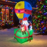Père Noël gonflable en montgolfière – vue de trois quarts dans la neige