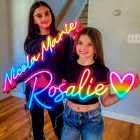 Néon prénom personnalisé RGB multicolore – deux enfants tenant des néons prénoms « Nicola Marie » et « Rosalie »