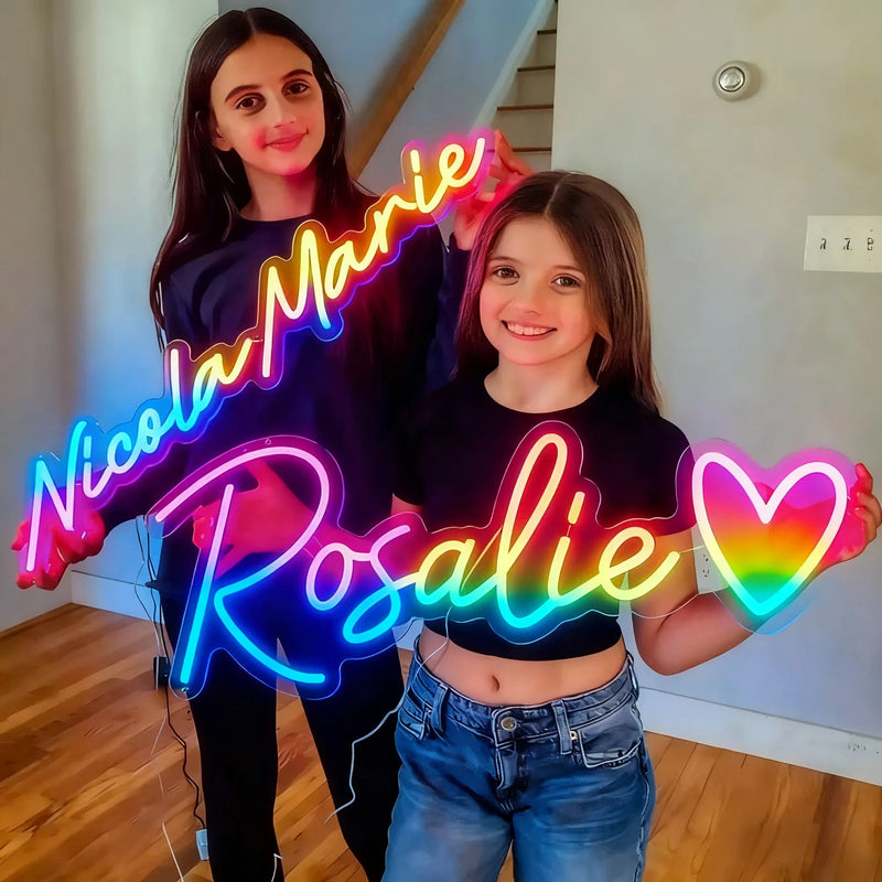 Néon prénom personnalisé RGB multicolore – deux enfants tenant des néons prénoms « Nicola Marie » et « Rosalie »