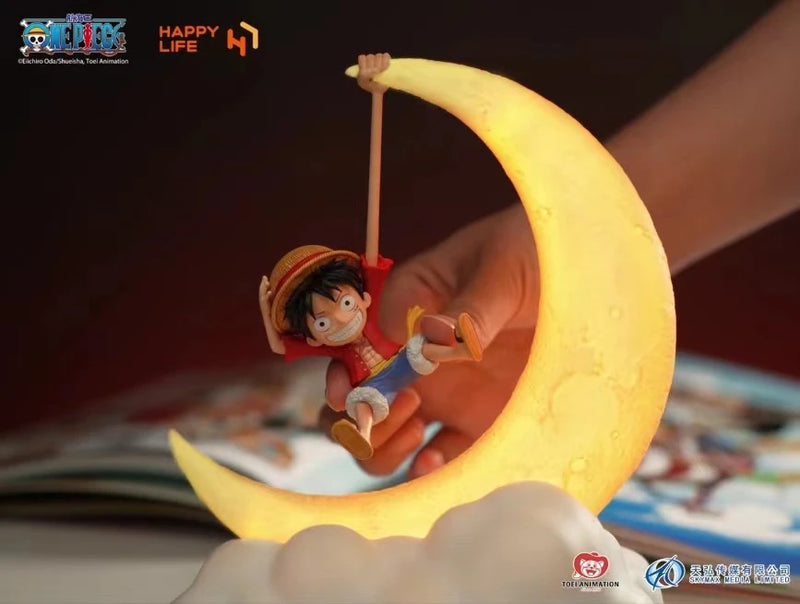 Lampe lune Luffy – lampe allumée sur un livre