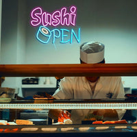 Enseigne néon Sushi OPEN – ambiance cuisine de restaurant japonais, autre vue