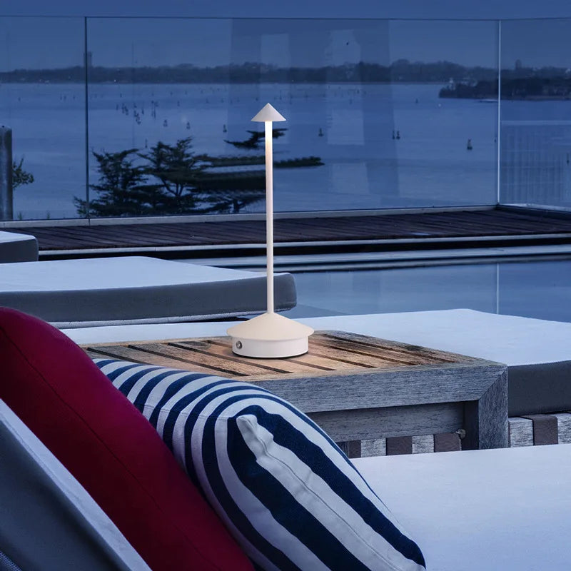 Lampe de table sans fil à chapeau conique – vue 5