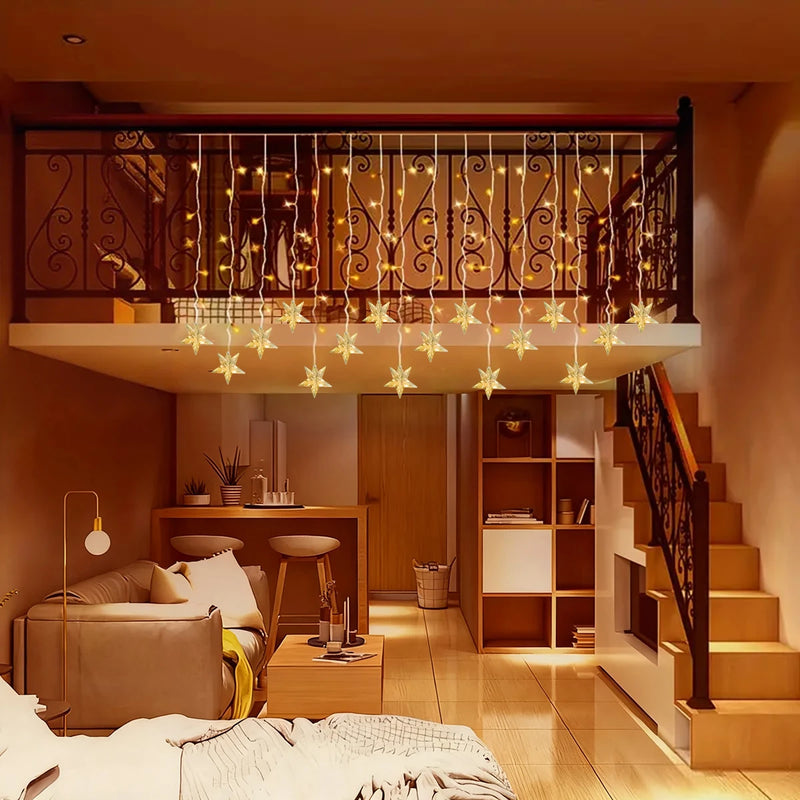 Rideau lumineux étoiles et glaçons de Noël – rideau blanc chaud dans un salon en mezzanine