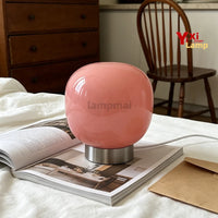 Lampe de table en verre à 3 teintes – lampe rose sur un lit