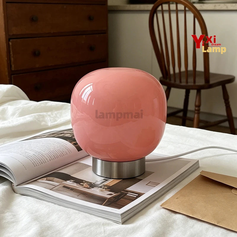 Lampe de table en verre à 3 teintes – lampe rose sur un lit