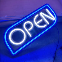 Panneau lumineux OPEN – lettres blanches, cadre bleu allumé