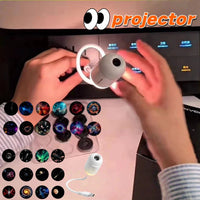 Projecteur ciel étoilé 2 en 1 – mains qui insèrent un film dans la lampe, planche de films et capsule, logo d'un site visible
