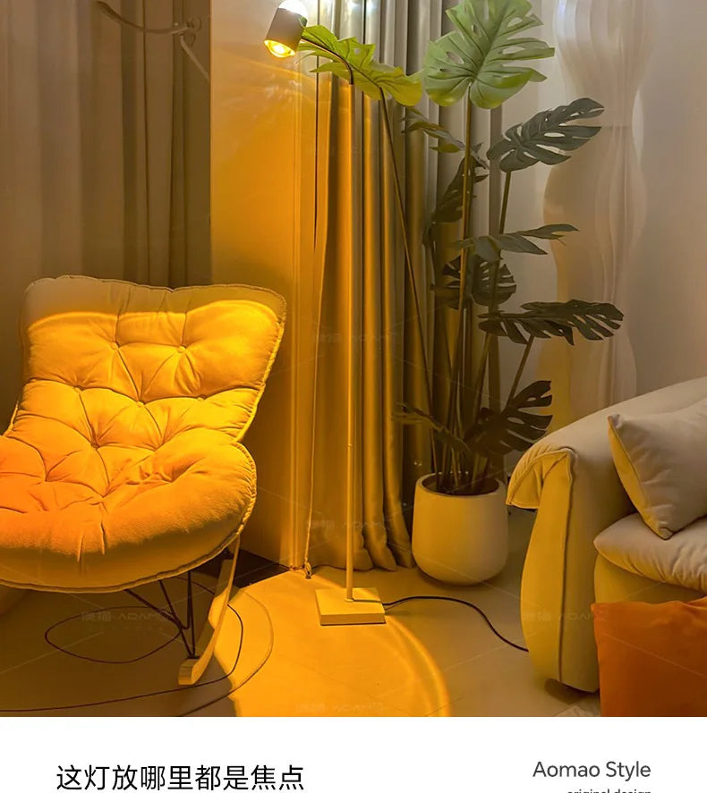 Lampadaire LED double face – lampadaire près d'un fauteuil jaune, halo orange sur le mur