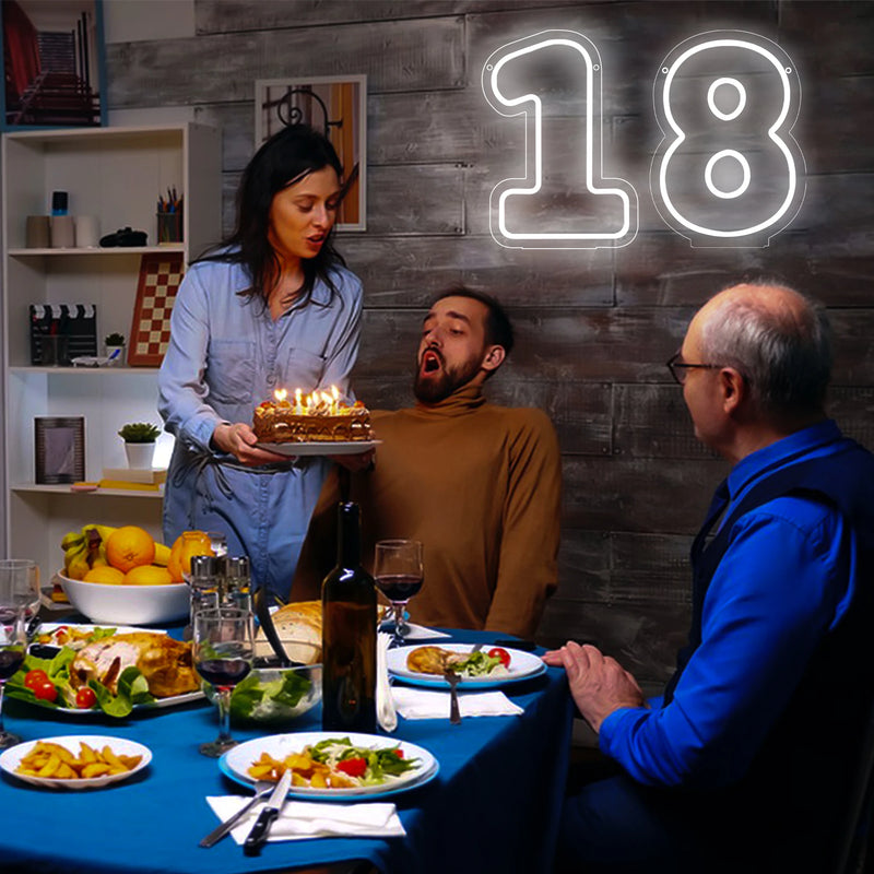 Chiffre néon LED blanc – chiffres 1 et 8 dans une salle à manger avec gâteau