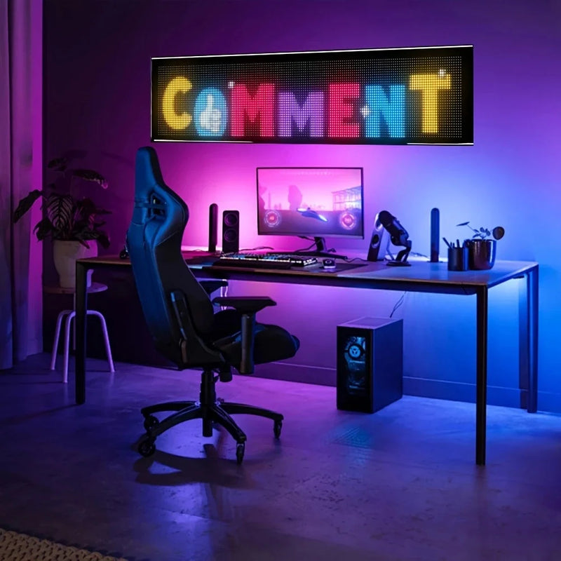 Panneau LED défilant flexible – message affiché au-dessus d'un bureau de gaming