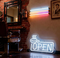 Enseigne néon OPEN tasse de café – en situation dans un salon de coiffure