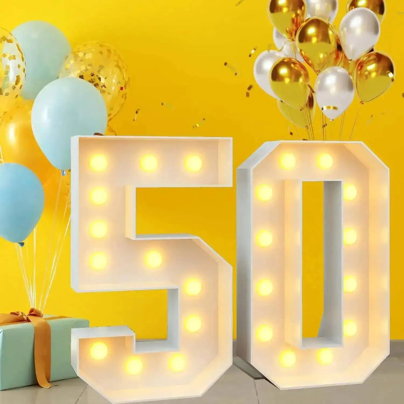 Chiffre lumineux géant – nombre 50 devant des ballons jaunes et bleus
