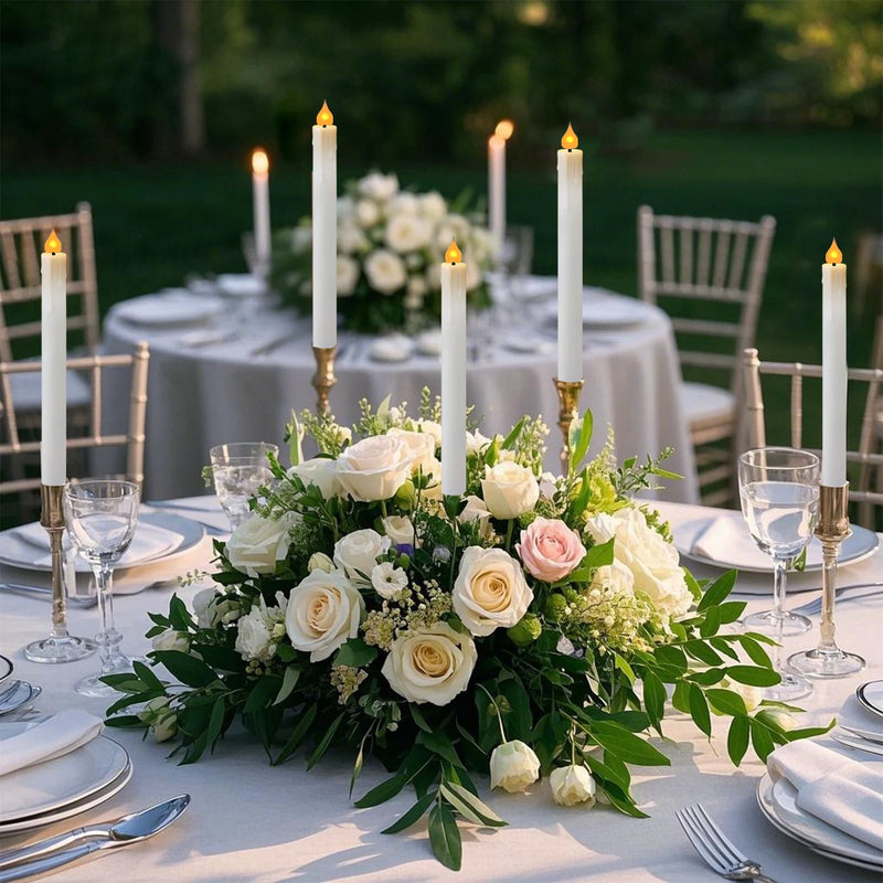 Bougies LED coniques rechargeables – bougies sur une table de mariage décorée de fleurs