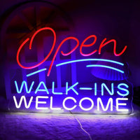 Enseigne néon Open Walk-Ins Welcome – vue de face sur fond violet