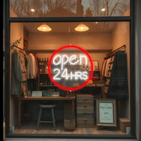 Panneau OPEN 24 HRS en néon LED – cercle rouge, vue de la vitrine