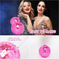 Boules à facettes déco en lot – boules roses suspendues par une ficelle solide, deux femmes en soirée
