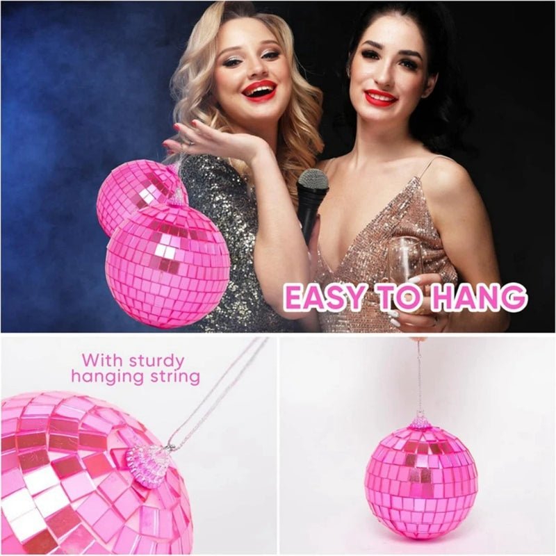 Boules à facettes déco en lot – boules roses suspendues par une ficelle solide, deux femmes en soirée