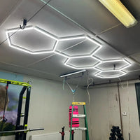 Plafonnier LED nid d'abeille – plafond hexagonal dans une salle de sport