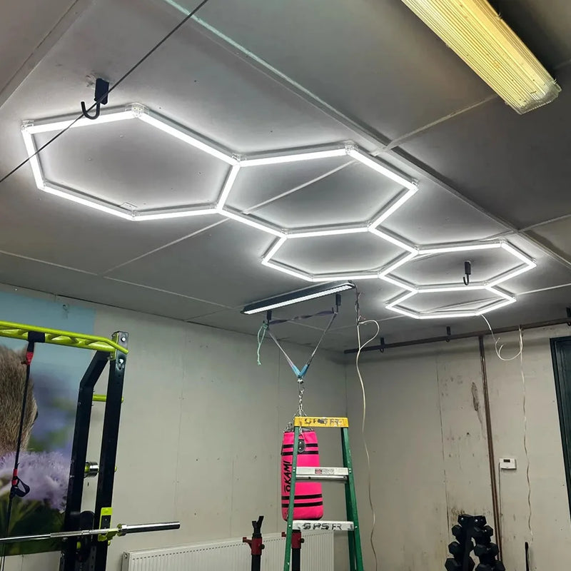 Plafonnier LED nid d'abeille – plafond hexagonal dans une salle de sport