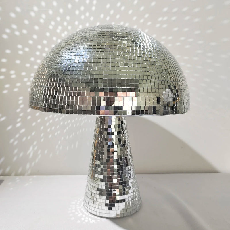 Boule à facettes déco champignon – champignon argenté posé sur une table avec reflets de lumière