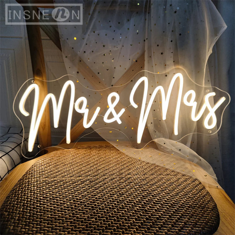 Néon mariage – « Mr & Mrs » devant un voilage