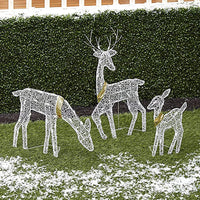 Rennes lumineux Noël – les trois rennes en métal blanc avec ruban doré sur une pelouse
