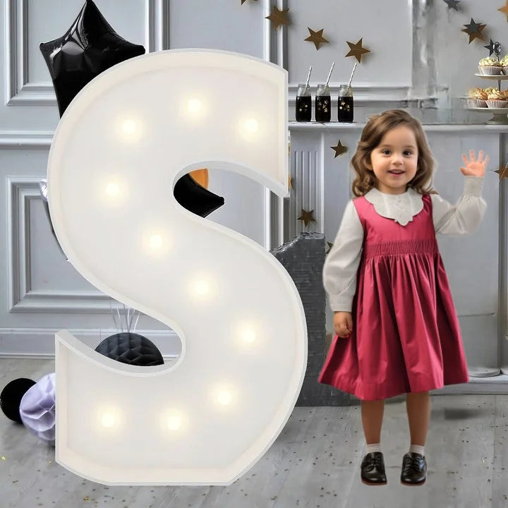 Lettre marquee 120 cm – la lettre S allumée à côté d'une petite fille
